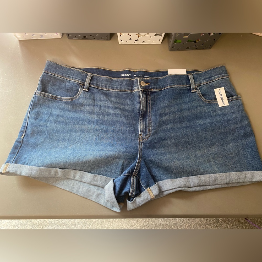 OLD Navy Medium Wash Mid-Rise Denim Shorts, NWT plus size 22